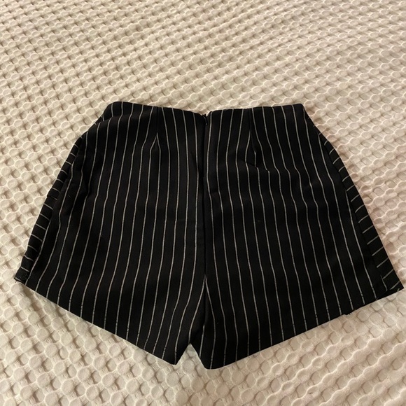 Lulus Women's Groove Queen Black Striped Skort Skirt Size Small Zipper Back - Picture 3 of 3